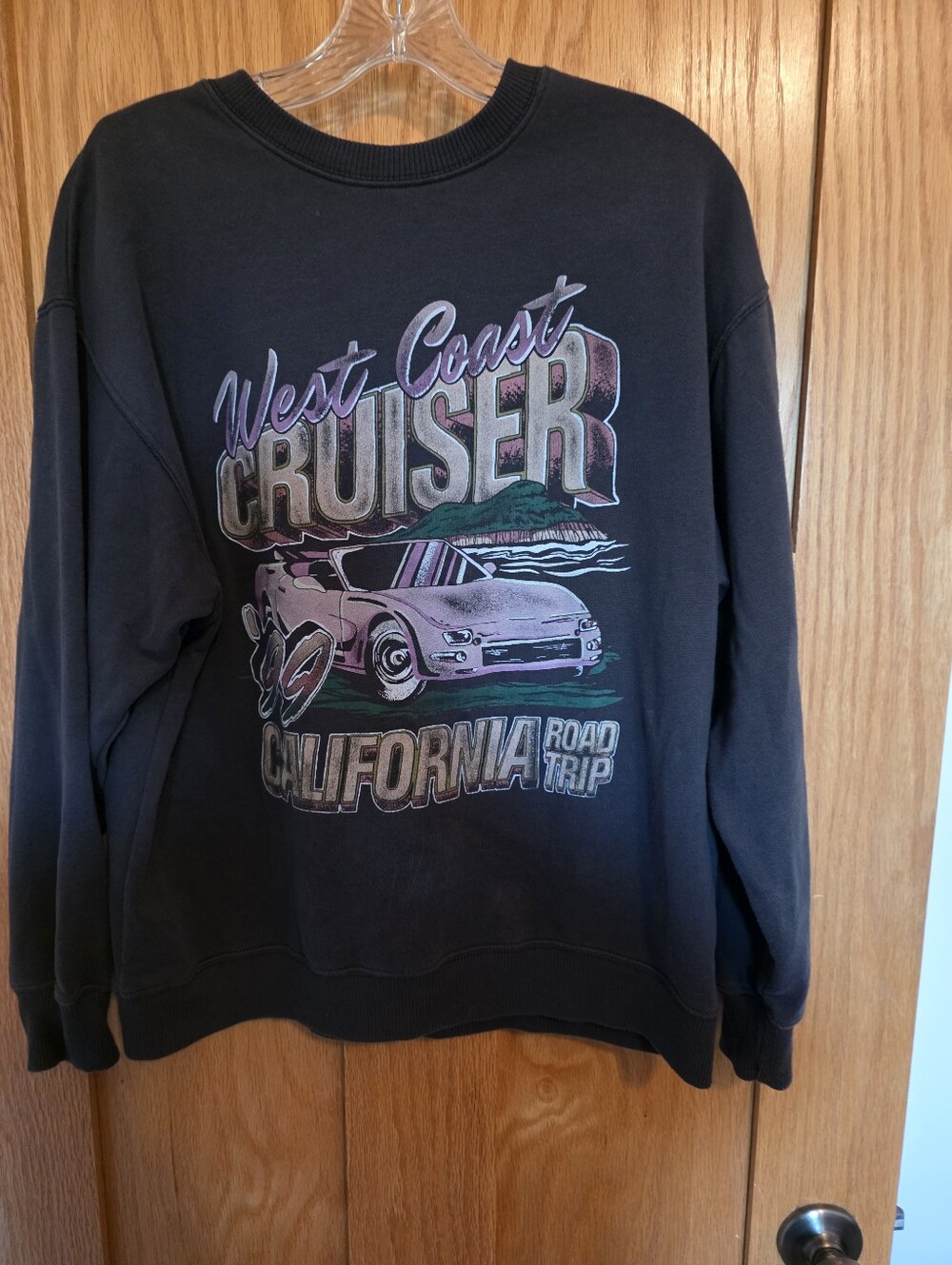 Vintage Style Hollister California Cruiser Car Graphic Crewneck SweatshirtElev